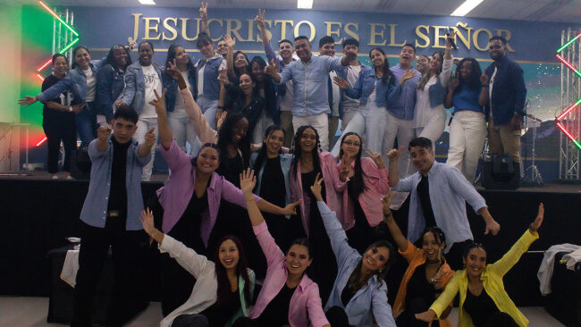 Ministerio de Danza y Alabanza de Jóvenes Amor y Fe posando en el Congreso de Jóvenes Desafio 2024 Look Up